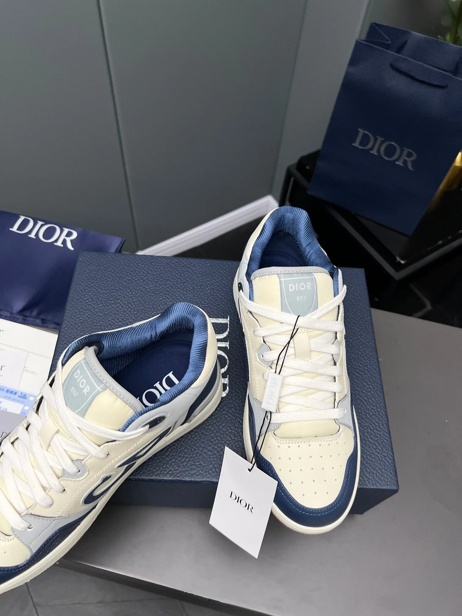 Men's Men's Shoes 💰600 Dior DiorB57 top version of low-top sneakers! ! ! Navy blue with beige smooth first-layer cowhide, fully oiled edges, T men's shoes 💰U outsole.  The 2024 autumn men's wear series has made a wonderful debut, a new classic item launched by Dior. Crafted from smooth first-grain cow leather in navy blue and beige, it's accented by a large leather heat-stamped CD logo on the sides. The distinctive laces of the same color match the color of the shoe body, and the opening and closing are decorated with various classic details on the tongue, sole and back side to enhance the style. The eyelet details, upper stitching and heel strip panels of the same color highlight the dynamic charm of its sports style. Exclusive two-color molded T men's shoes 💰U outsole is light, comfortable, non-slip and wear-resistant, the mesh lining and feet are customized with original colors, soft and breathable. Exquisite production technology highlights the grade, and can be matched with all kinds of clothing to create a refined look.